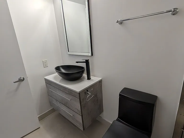 92 King St E #805 — Photo 12