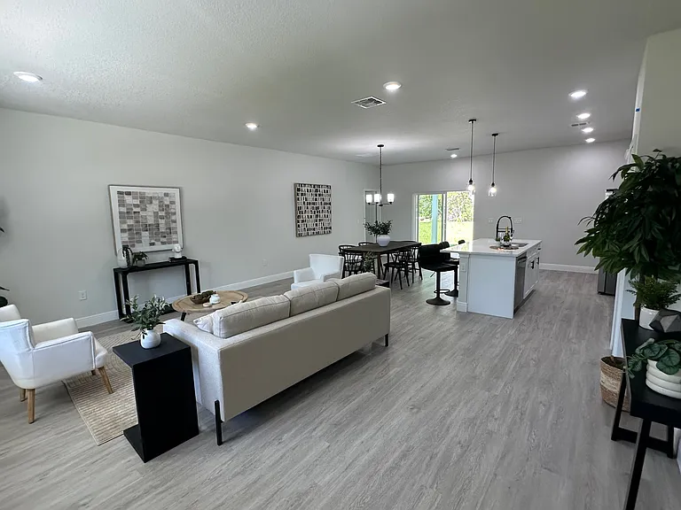 1557 W Elder Ln — Photo 8