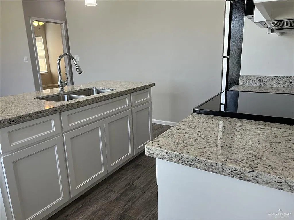 3 bed, 2.0 bath, 4320 sqft, $1,100 — Photo 3