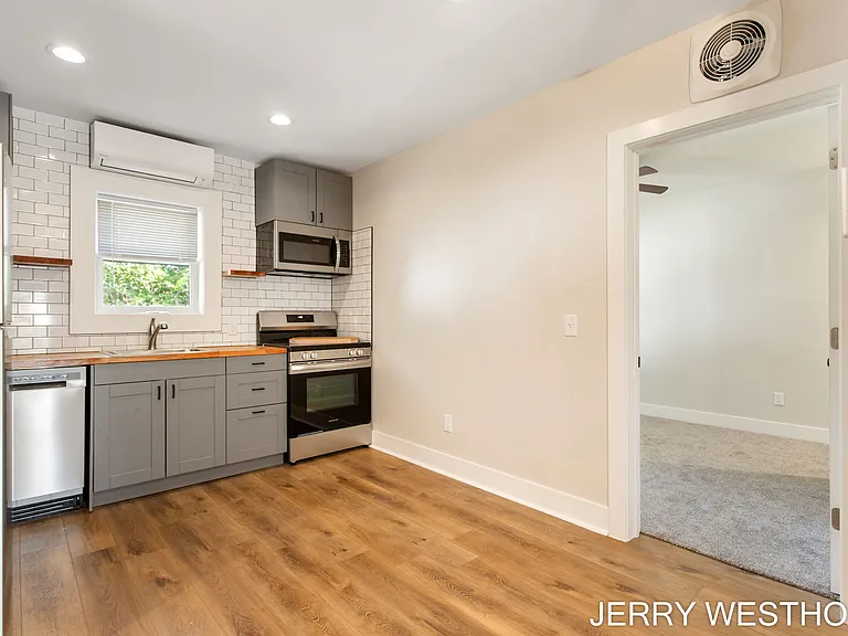 715 Butterworth St SW #2 — Photo 20