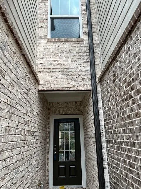 3 bed, 2.5 bath, 2042 sqft, $2,650 — Photo 3