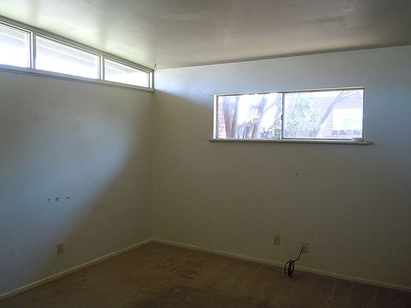 3rd image of 2735 Sac Ave