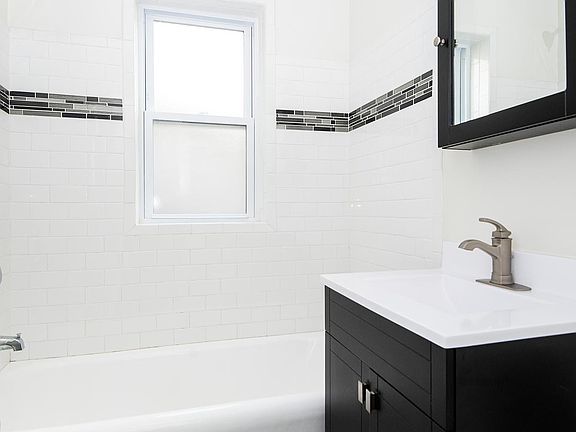 4th image of 3823 N Greenview Ave #101E