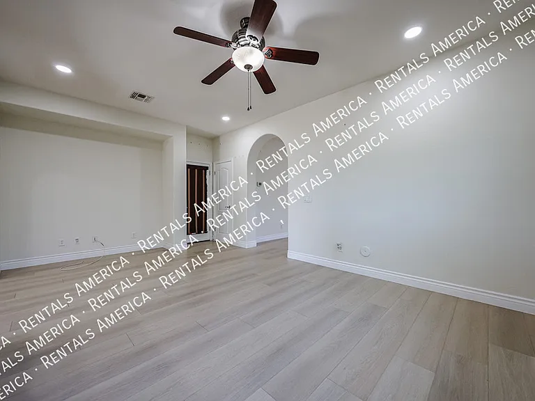 1081 N Mason Dr — Photo 24
