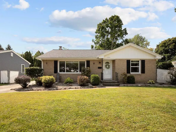 1220 Loch Dr, Green Bay, WI 54304