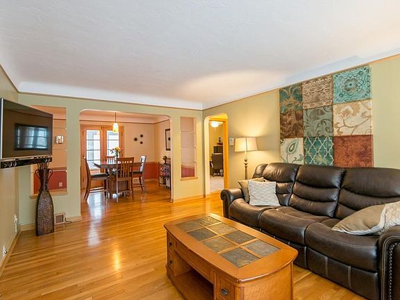 4th image of 2853 Forestview Ave