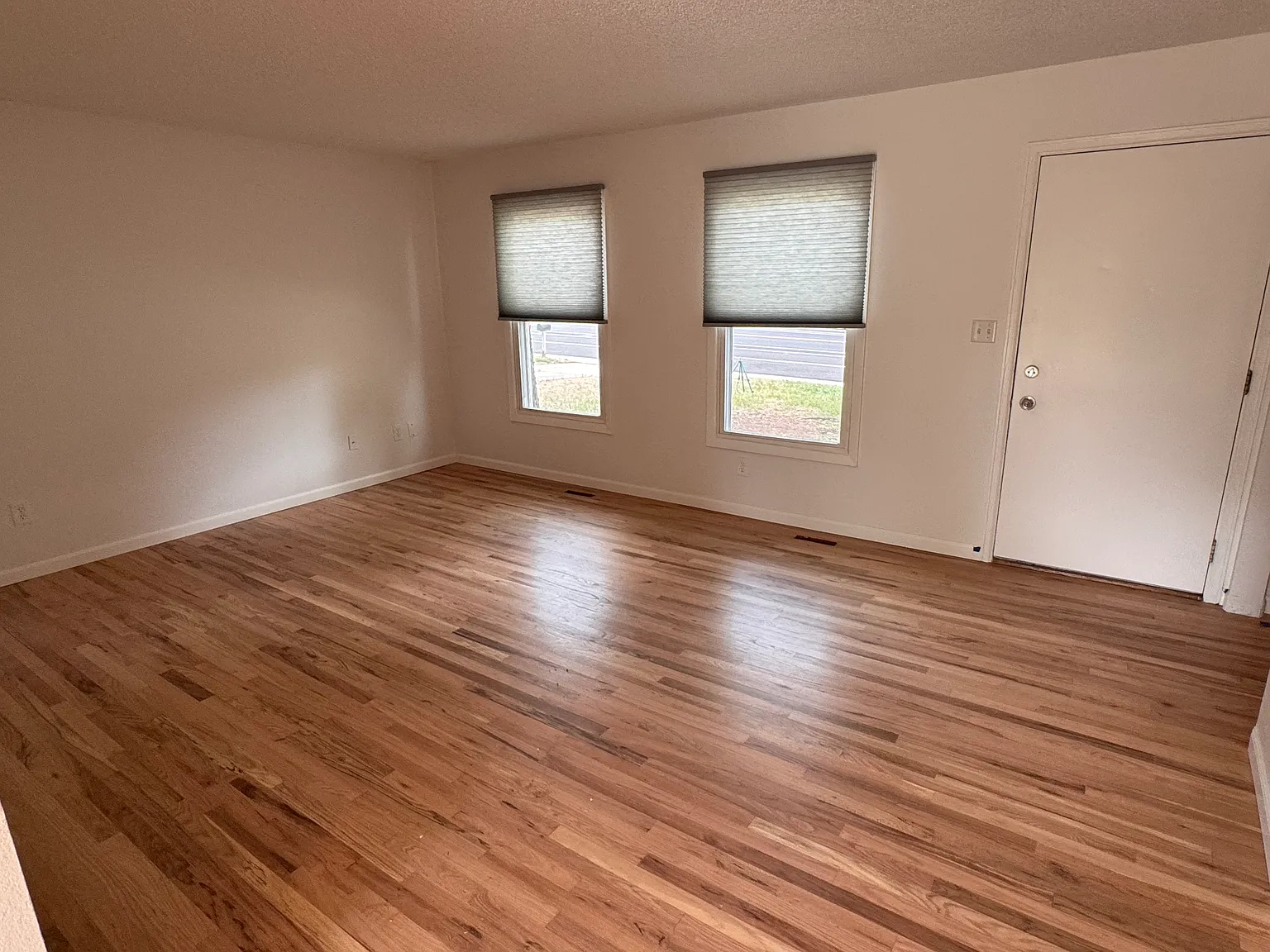 4 bed, 2.5 bath, 1900 sqft, $2,695 — Photo 2