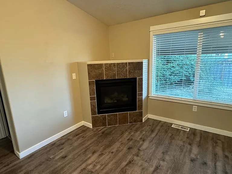 735 Trinity St NE — Photo 10
