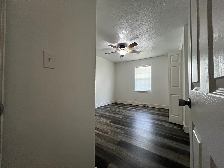323 E Berkeley St — Photo 9