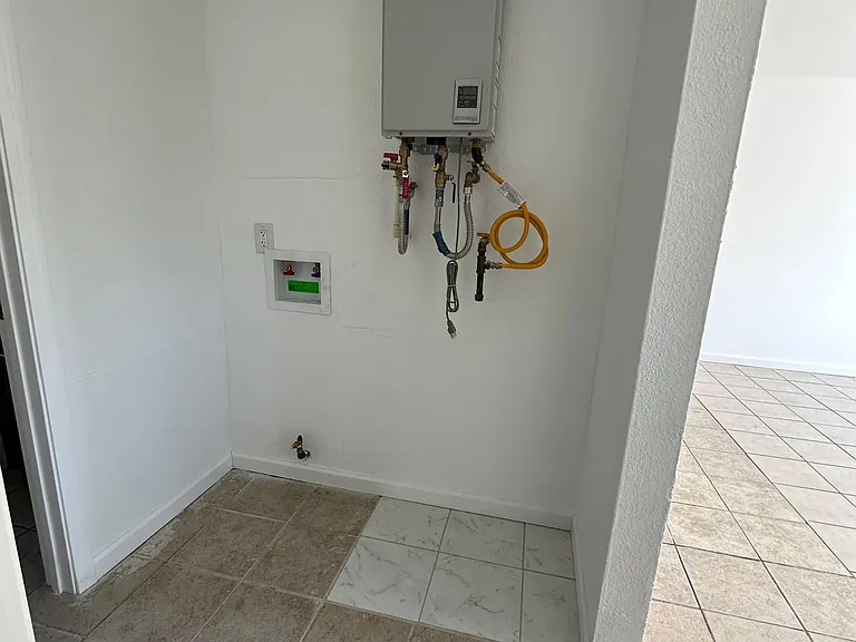 Spacious 2 Bedroom Apartment with Private Backyard — Photo 5