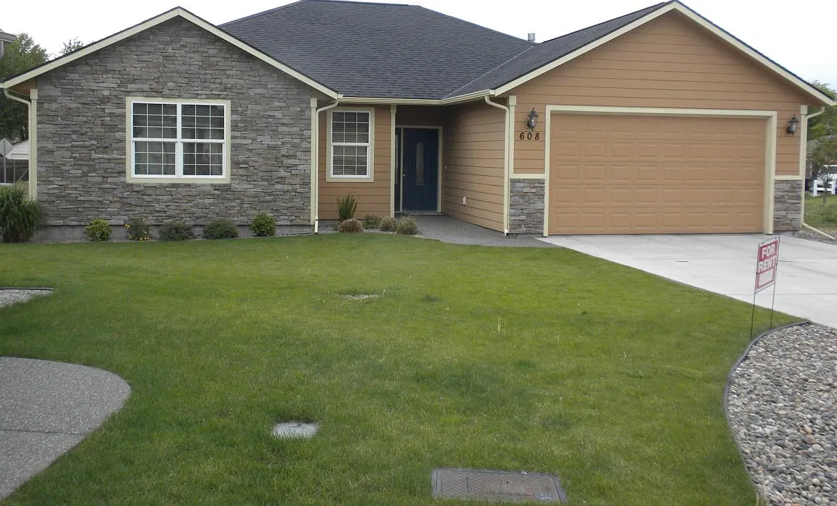 608 SE Jillian Court — Photo 2