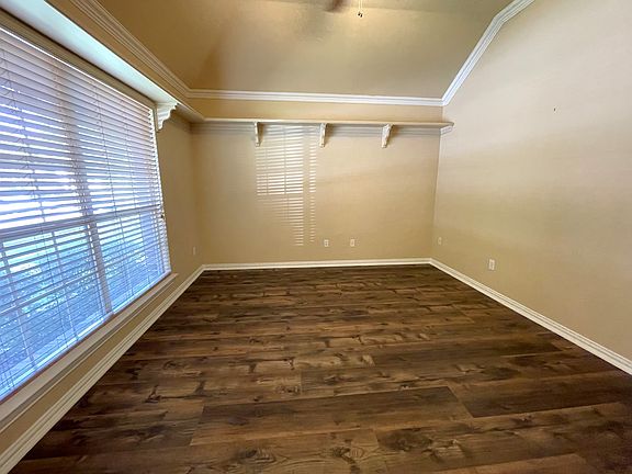 3rd image of 5633 Glenview Ln