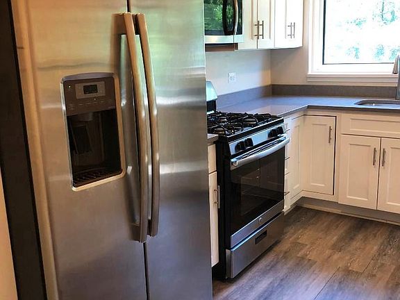 4th image of 10638 Weymouth St #W201