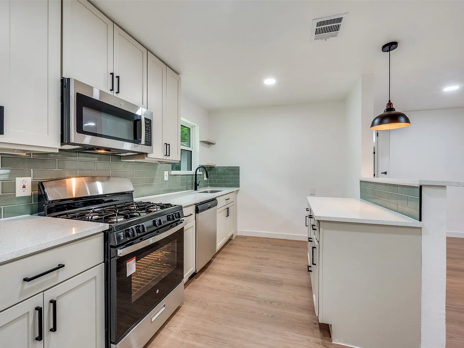 4 bed, 2.5 bath, 1776 sqft, $2,300 — Photo 4