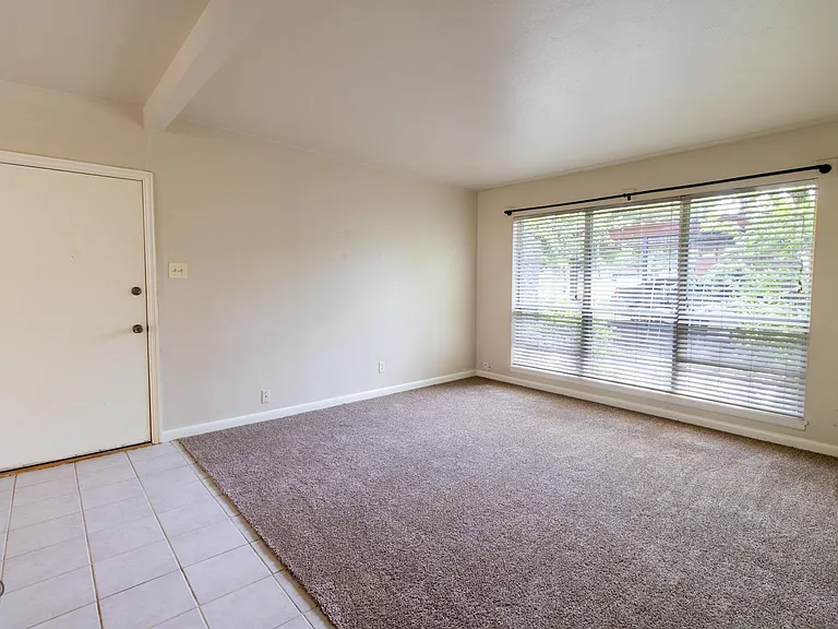 609 W Texas Ave — Photo 5