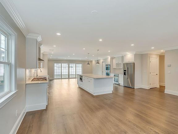 4th image of 636 Pine Ln