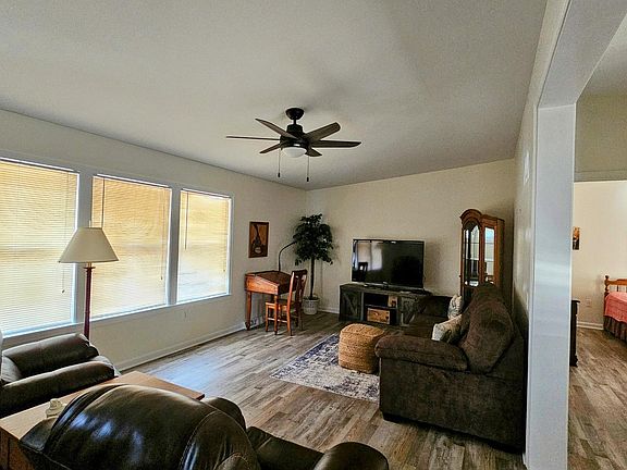 4th image of 30 Kensington Dr