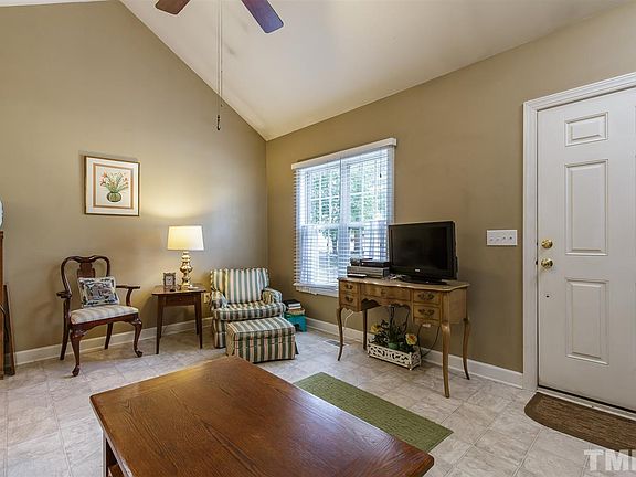 4th image of 2307 Red Oak Ct