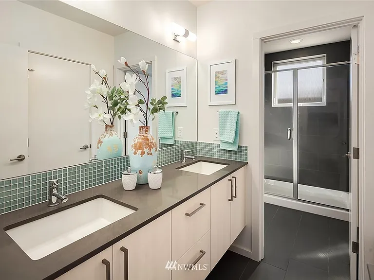 2410 NE 75th St — Photo 16
