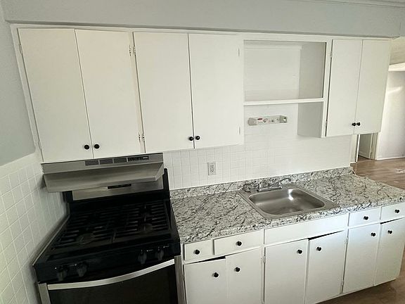 5th image of 211 Moore Ave