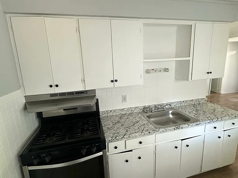 211 Moore Ave — Photo 5