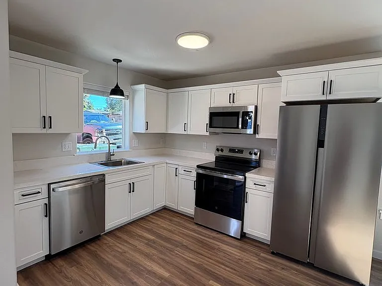 1166 Woodrow Ln — Photo 2