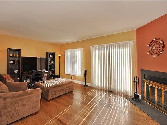 4th image of 5 Louisburg Sq #40