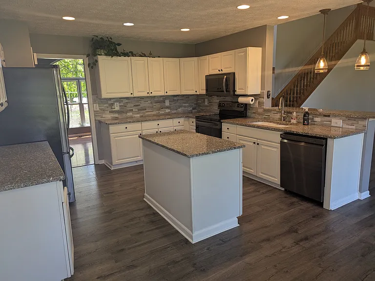 7707 Glenmore Dr — Photo 2