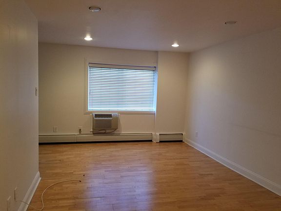 4th image of 1300 Rockland Ave