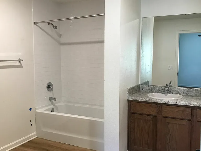 Bathroom w/Tub