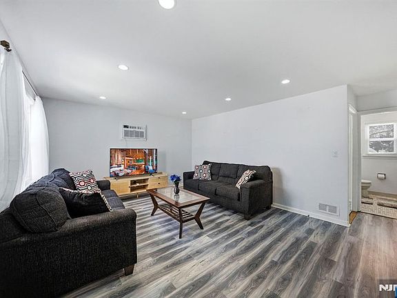 3rd image of 70 Teaneck Rd