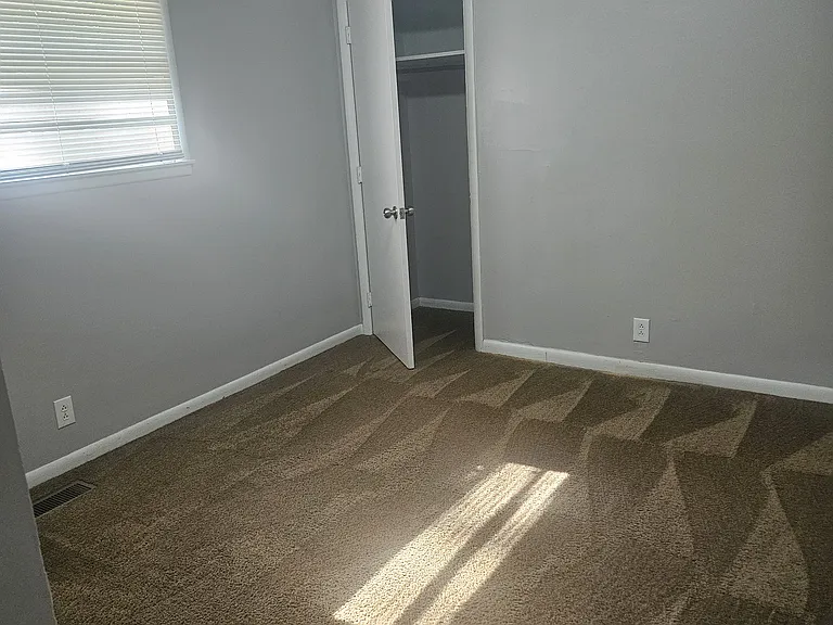 21 Charlemagne Blvd — Photo 8