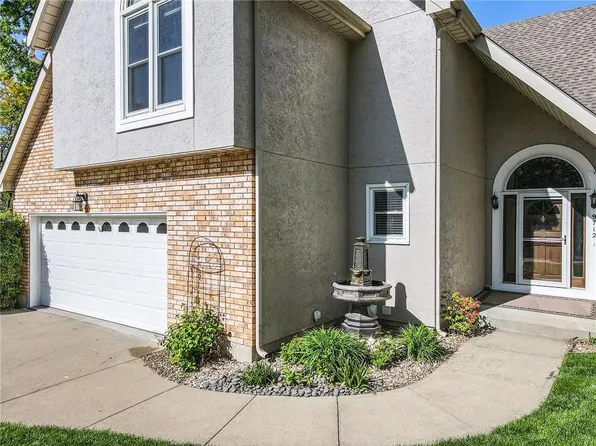 9712 N Kenwood Ct, Kansas City, MO 64155