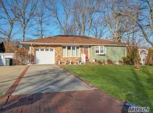 51 Falcon Dr, Hauppauge, NY