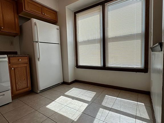 4th image of 3825 Buchanan Dr