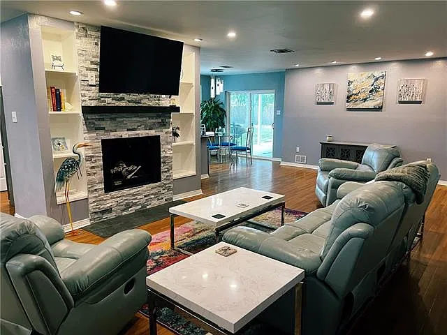3 bed, 2.0 bath, 1660 sqft, $2,500 — Photo 2