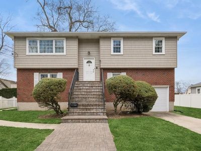 1702 Lakeview Avenue, Seaford, NY, 11783