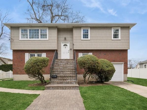 1702 Lakeview Avenue, Seaford, NY 11783