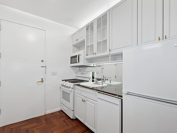 4th image of 250 E 54th St APT 12B