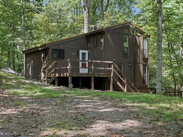 1027 The Woods Rd, Hedgesville, WV 25427
