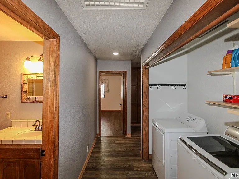 1064 Pine Ln — Photo 18