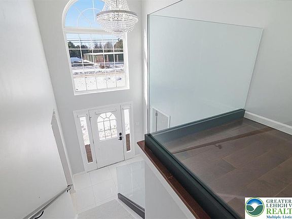 4th image of 136 Kimberly Dr