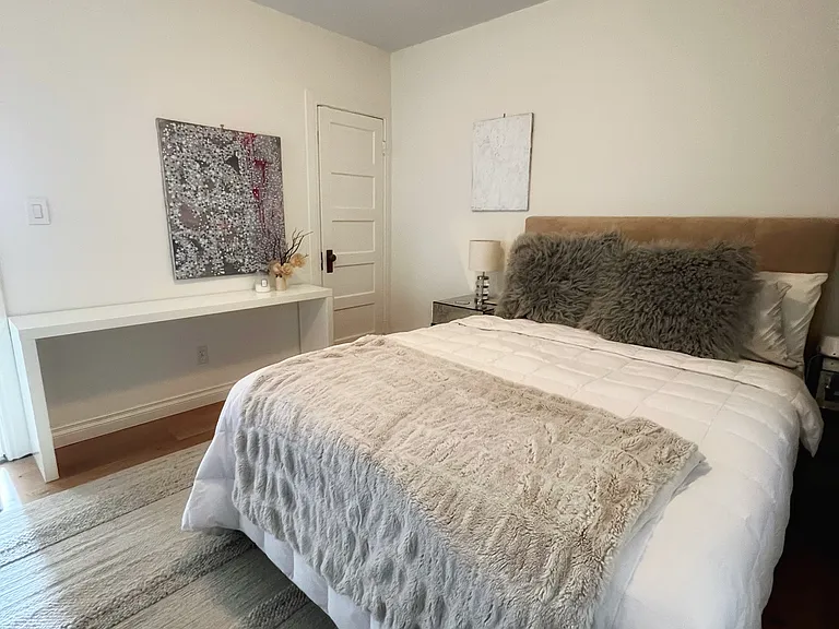 1118 N Hoover St — Photo 15