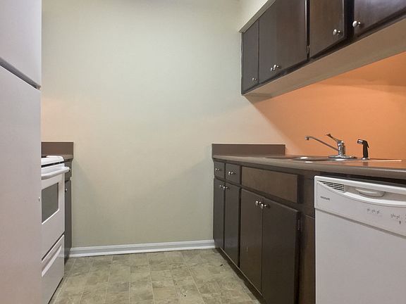 4th image of 301 E 2nd St #1368f6822