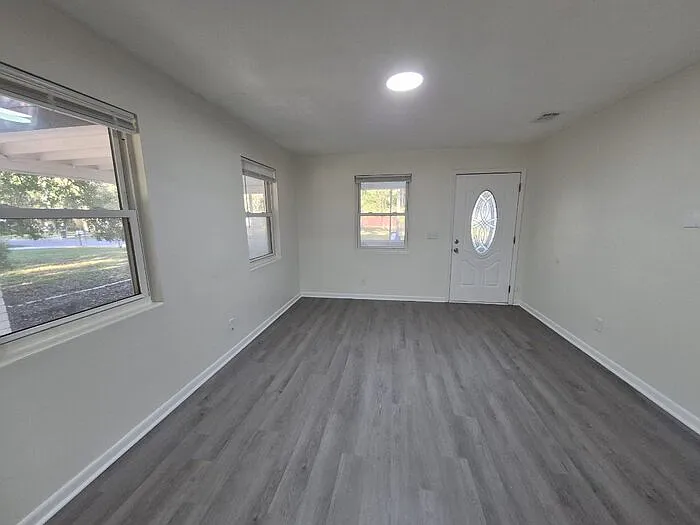 3 bed, 1.0 bath, 925 sqft, $1,325 — Photo 3