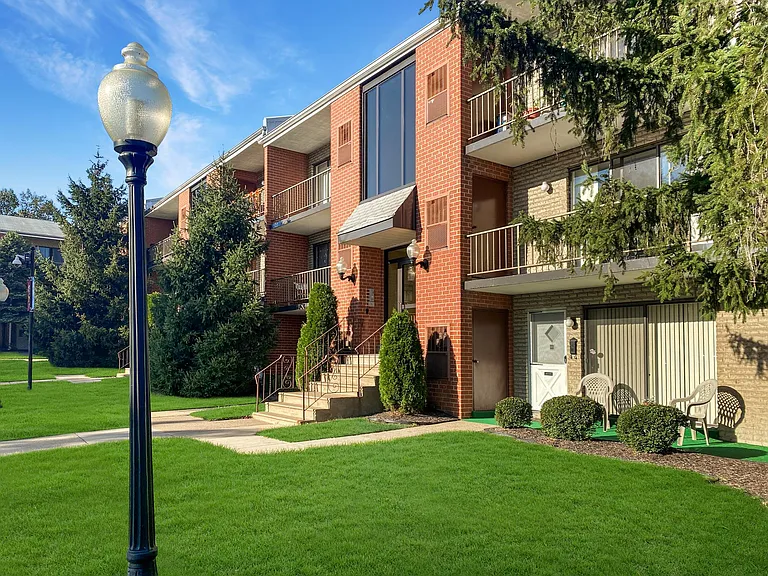 Ambassador Apartments — Photo 21