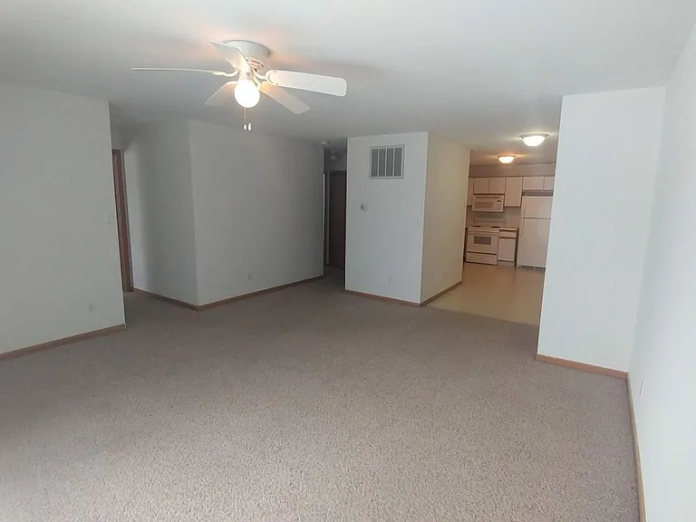 1107 Regent Dr — Photo 3