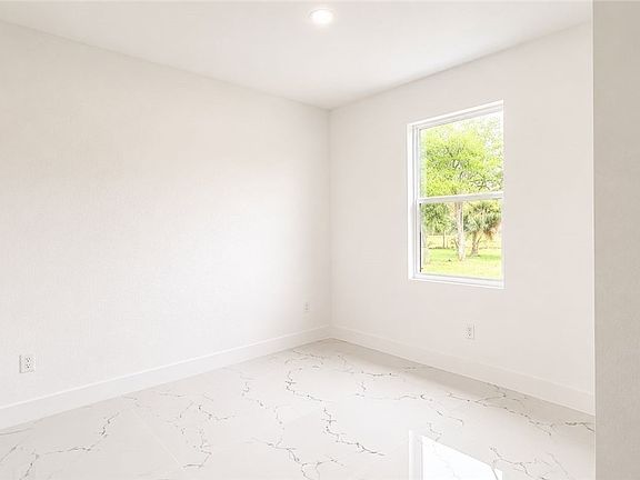 5th image of 3052 S Beechwood Cir