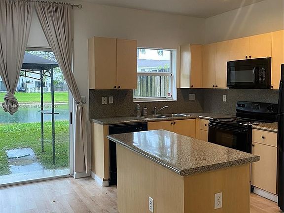 4th image of 1639 SE 31st Ct #1639