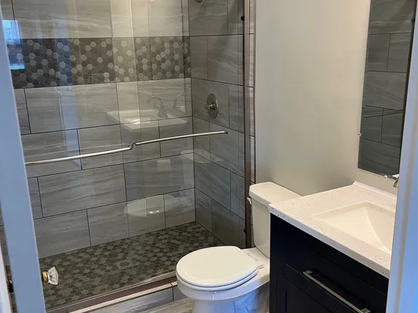 413 W Donahue St, Eldridge, IA 52748